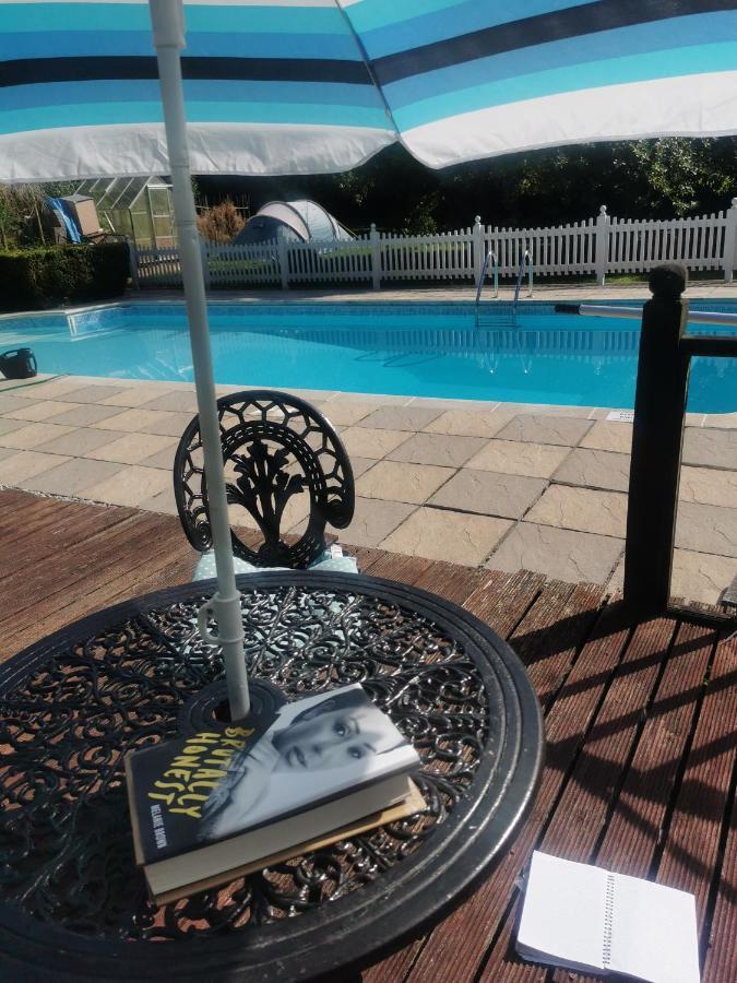 Captivating Isolde Cottage With Pool Near St Ives 캠본 외부 사진
